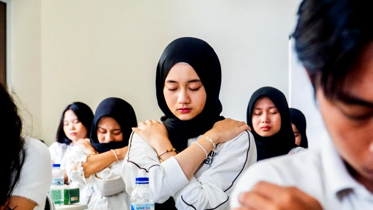 600 Mahasiswa Unesa Ikut Terapi Butterfly Hug hingga Berhasil Pecahkan Rekor Muri